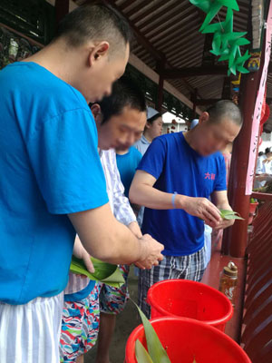 患者包粽子.jpg